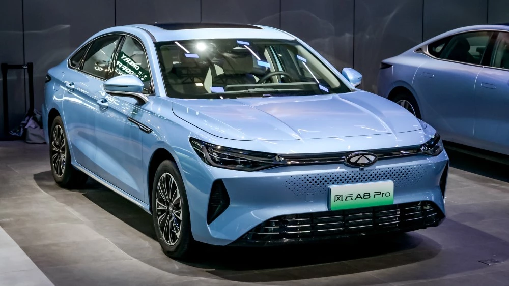 Chery Fulwin A8 Pro автосалон в Гуанчжоу сбоку спереди