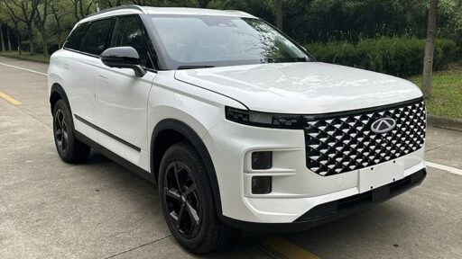 Гибридный кроссовер Chery Fulwin T6 сбоку спереди