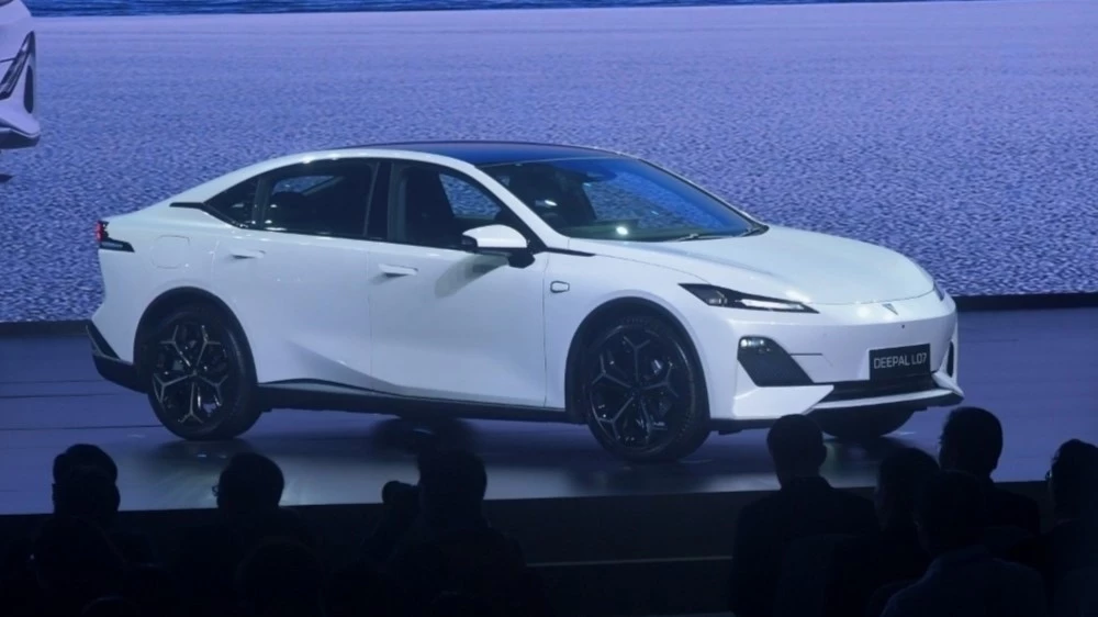 Deepal L07 автосалон в Таиланде сбоку спереди
