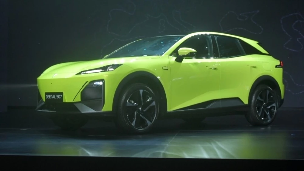 Deepal S07 автосалон в Таиланде сбоку спереди