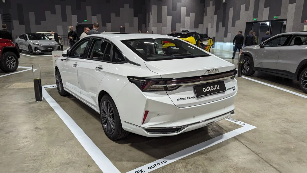 Dongfeng Aeolus Shine Max сбоку сзади