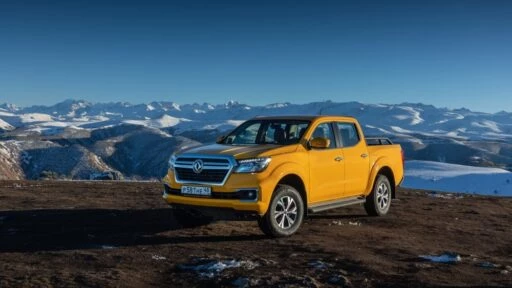 пикап Dongfeng DF6 в статике сбоку спереди