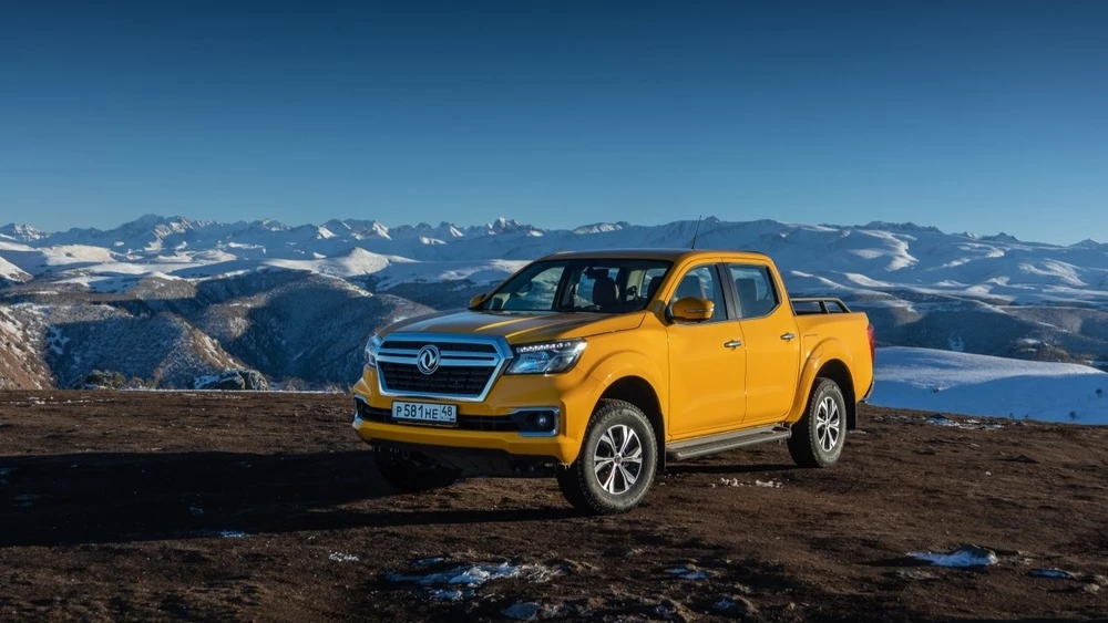 пикап Dongfeng DF6 в статике сбоку спереди