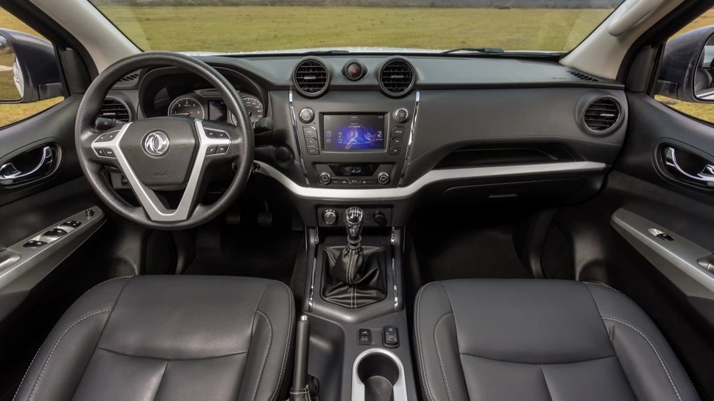 пикап Dongfeng DF6 салон интерьер место водителя передняя панель