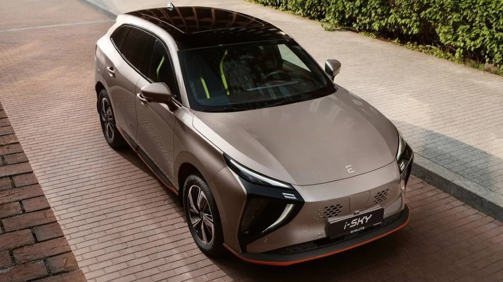 Электрический кроссовер Evolute i-Sky сбоку спереди сверху