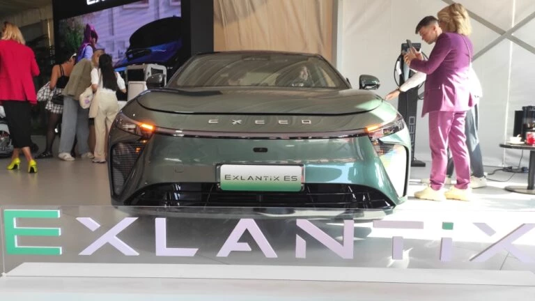 Электрический кроссовер Exeed Exlantix ES спереди