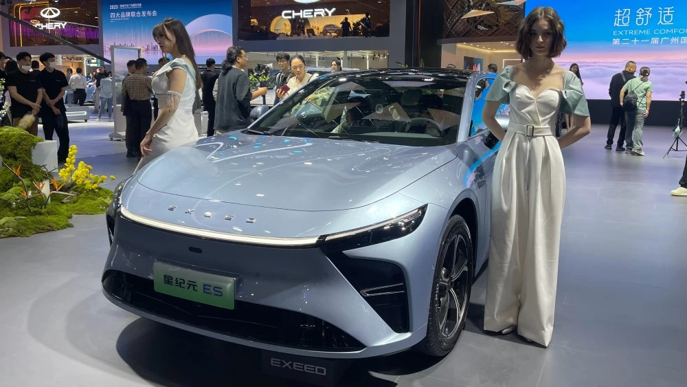 Exeed Exlantix ES автосалон Гуанчжоу 2023 сбоку спереди девушки