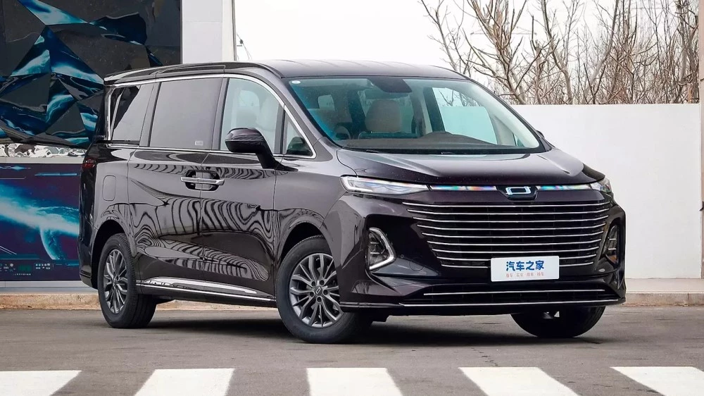 Минивэн FAW Bestune M9 сбоку спереди