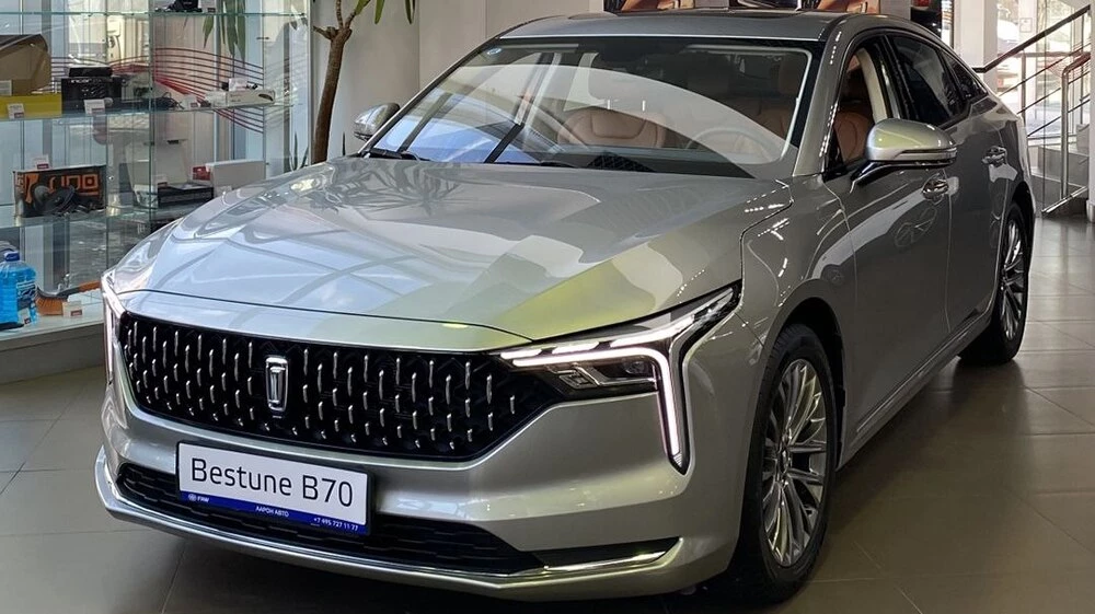 Лифтбек FAW B70 Аарон дилер сбоку спереди