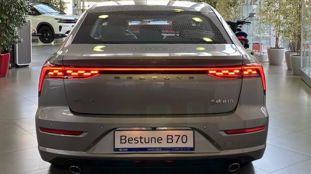 Лифтбек FAW B70 Аарон дилер сзади