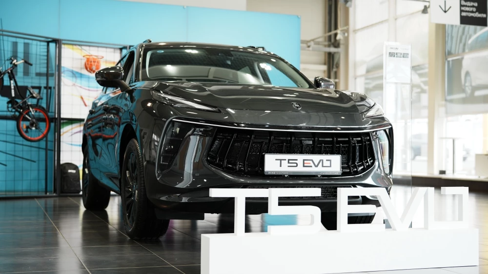 Forthing T5 EVO в дилерском центре Ixen Motors сбоку спереди