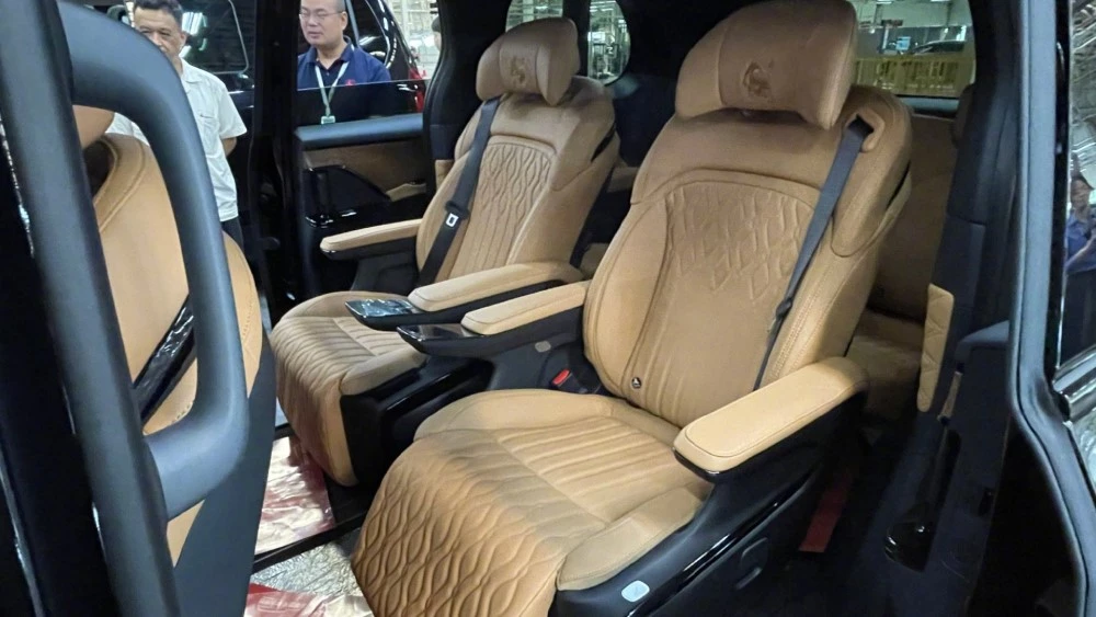 Forthing U-Tour V9 второй ряд сидений салон интерьер