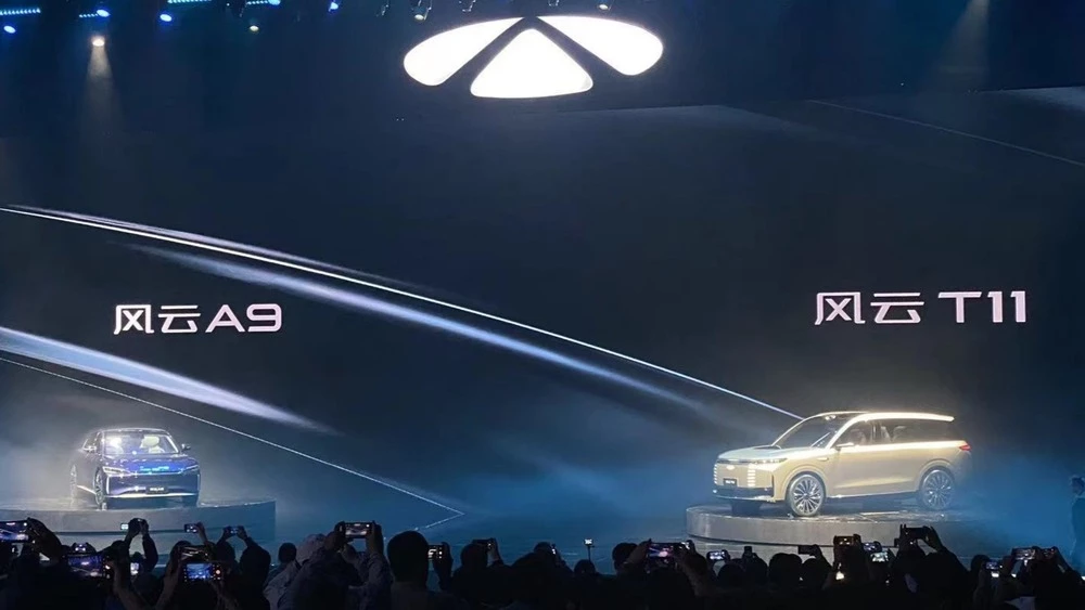 Гибридные седан Chery Fulwin A9 и кроссовер T11 на презентации