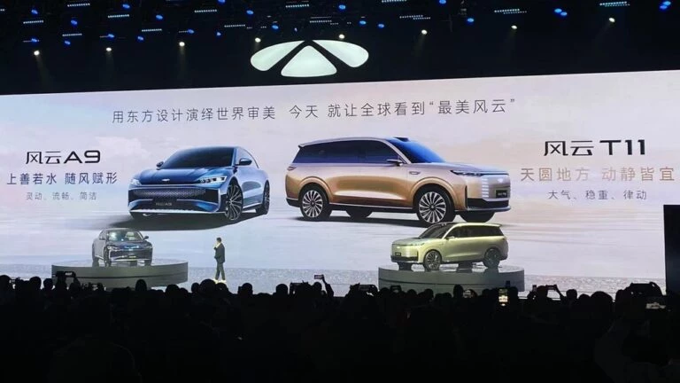 Гибридные седан Chery Fulwin A9 и кроссовер T11 на презентации