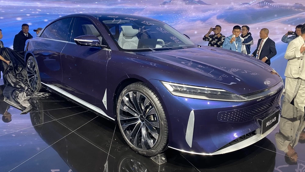 Гибридный седан Chery Fulwin A9 сбоку спереди