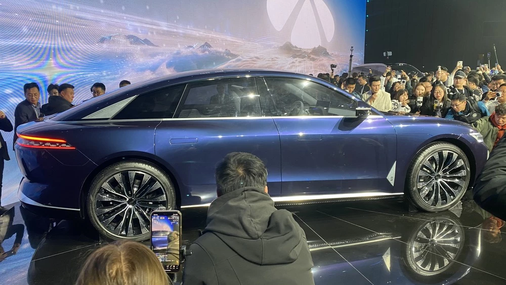 Гибридный седан Chery Fulwin A9 сбоку