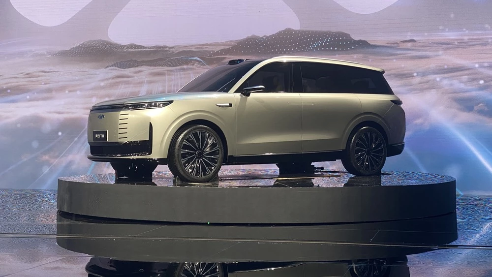 Гибридный кроссовер Chery Fulwin T11 спереди сбоку