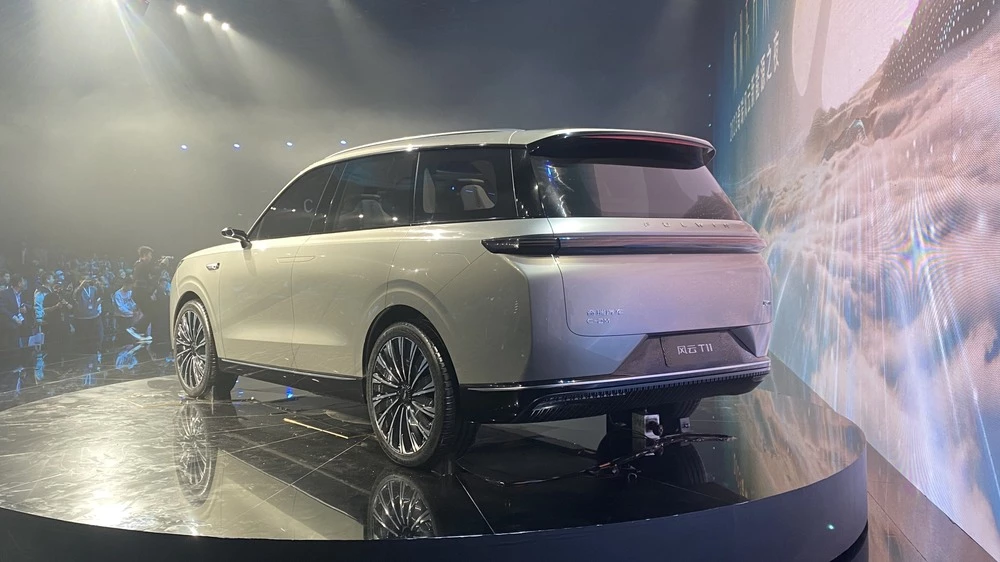 Гибридный кроссовер Chery Fulwin T11 сзади сбоку