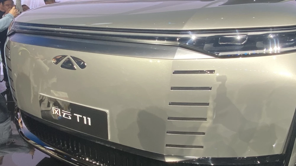 Гибридный кроссовер Chery Fulwin T11 спереди