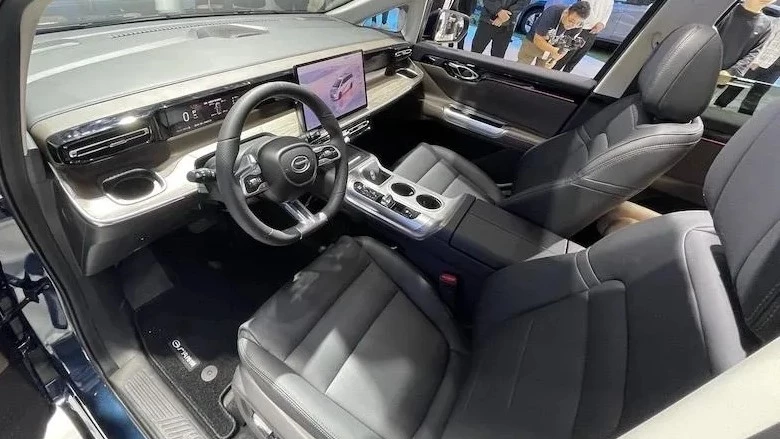 Салон гибридного минивэна GAC E8 интерьер первый ряд