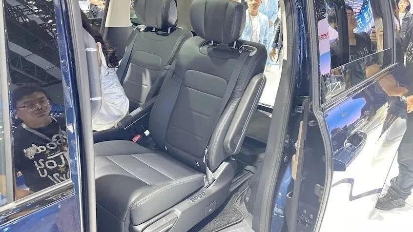 Салон гибридного минивэна GAC E8 интерьер второй ряд