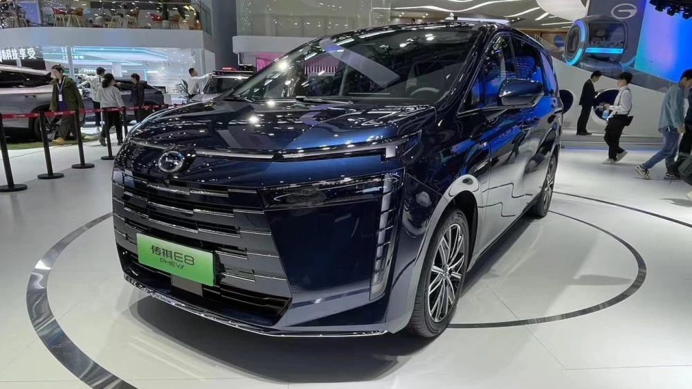 гибридный минивэн GAC E8 сбоку спереди автосалон Гуанчжоу