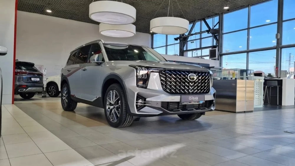GAC GS8 сбоку спереди в автосалоне Aster в Казахстане