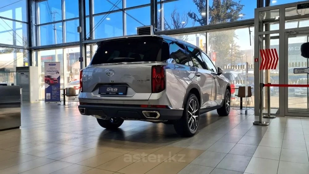 GAC GS8 сбоку сзади в автосалоне Aster в Казахстане