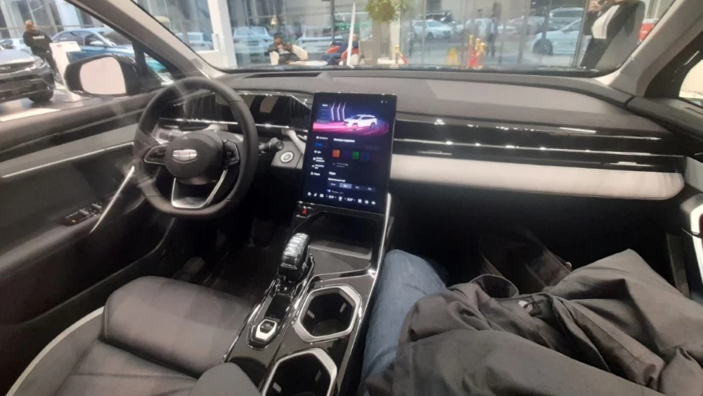 Салон интерьер Geely Atlas нового поколения Казахстан Россия