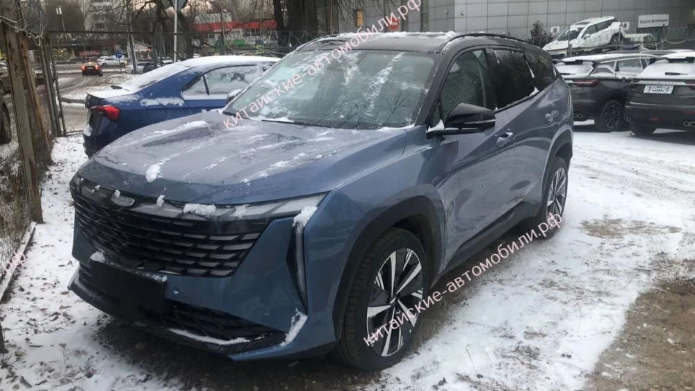 новый Geely Atlas в России Starray сбоку спереди