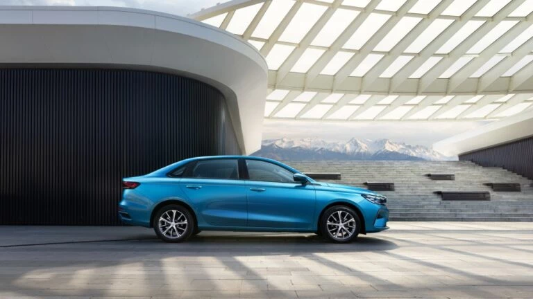 Седан Geely Emgrand сбоку