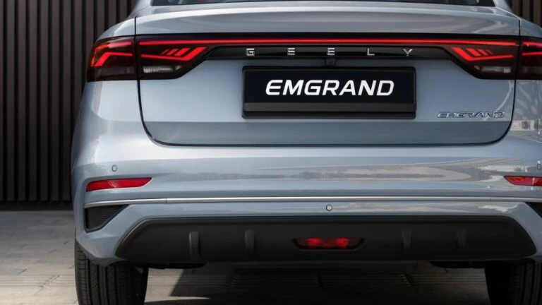 Седан Geely Emgrand сзади