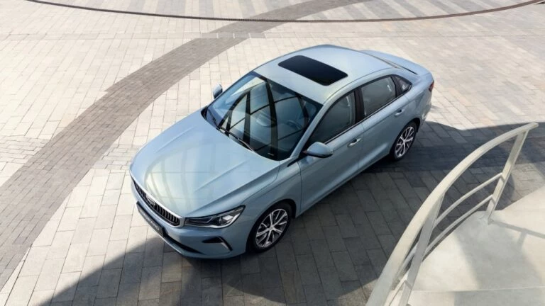 Седан Geely Emgrand сбоку спереди сверху