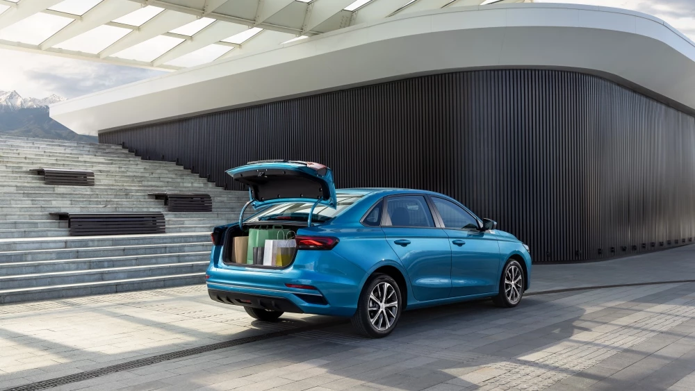 Geely Emgrand сбоку сзади