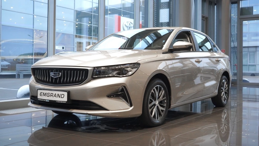 Geely Emgrand купить новый в автосалоне у дилера сбоку спереди Парнас Санкт-Петербург