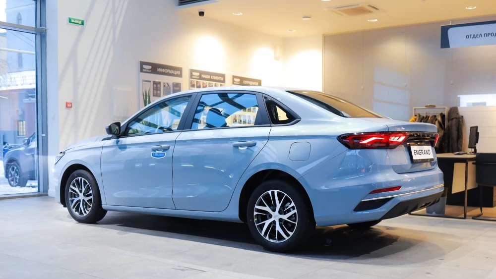 Geely Emgrand купить новый в автосалоне у дилера сбоку сзади Мега Авто Санкт-Петербург