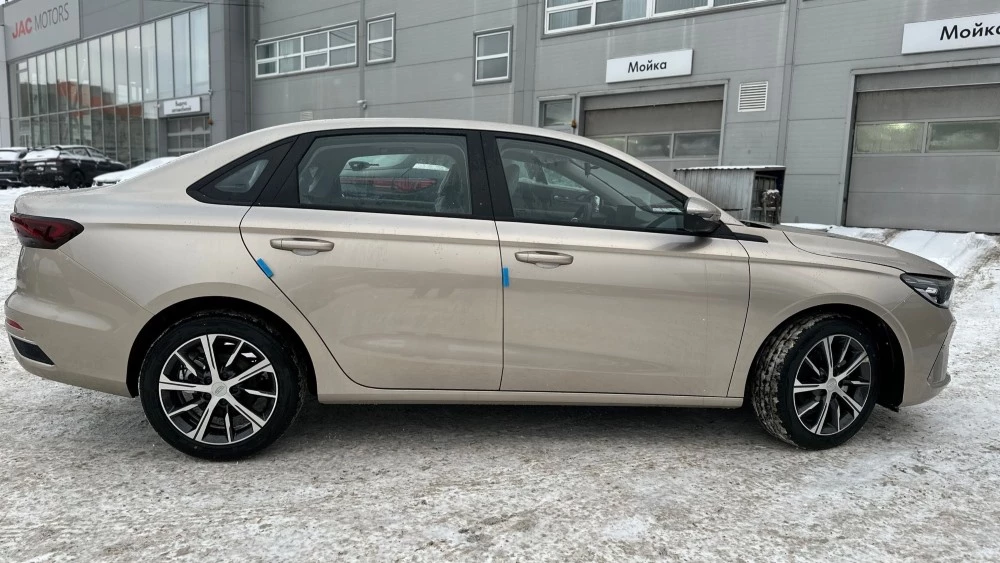 Geely Emgrand купить новый в автосалоне у дилера сбоку Альянс Авто Чебоксары