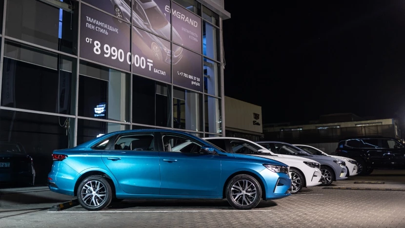 Geely Emgrand на презентации в Казахстане сбоку