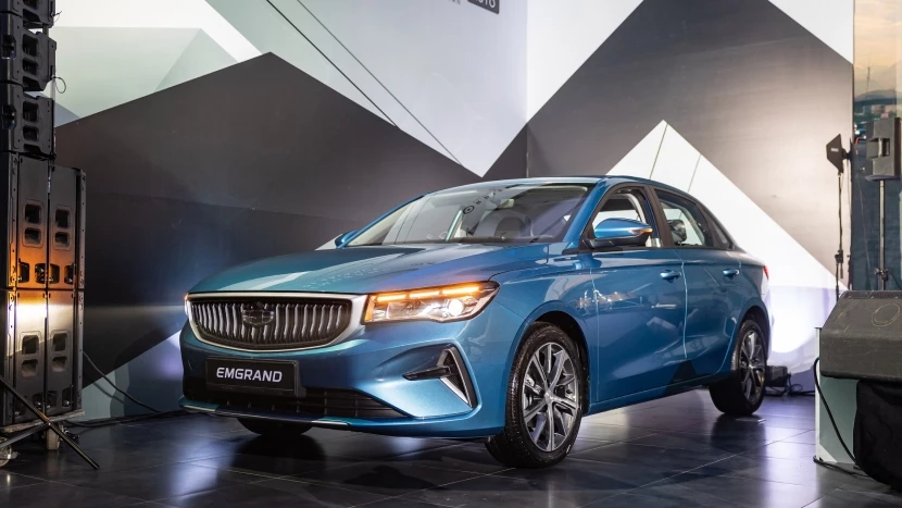 Geely Emgrand сбоку спереди презентация в Казахстане