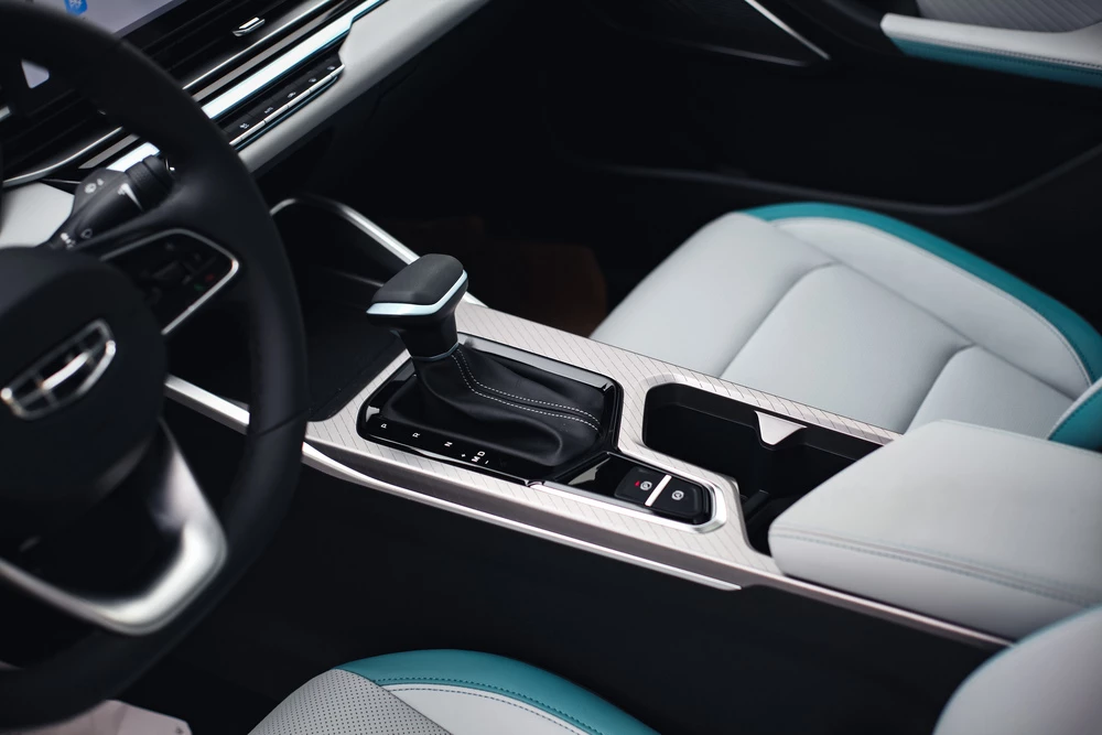 Седан Geely Emgrand 7 салон интерьер центральный тоннель селектор