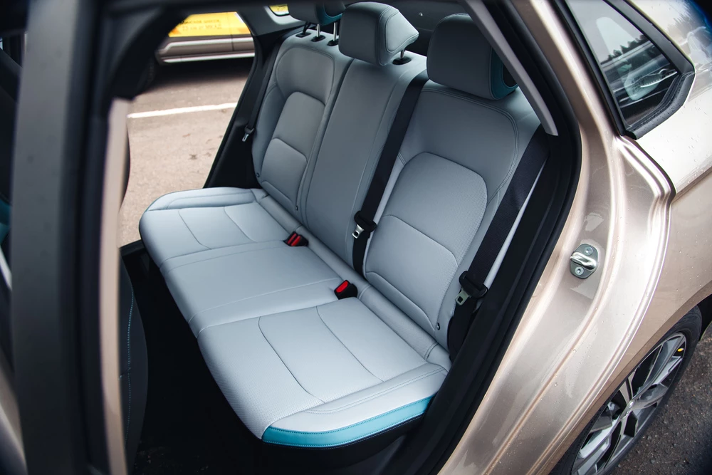 Седан Geely Emgrand 7 салон интерьер второй ряд сиденья