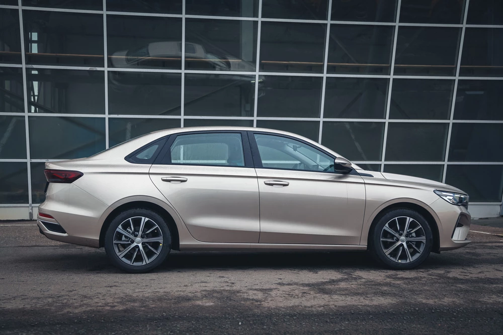 Седан Geely Emgrand 7 сбоку