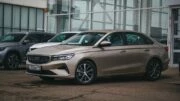 Седан Geely Emgrand 7 спереди сбоку