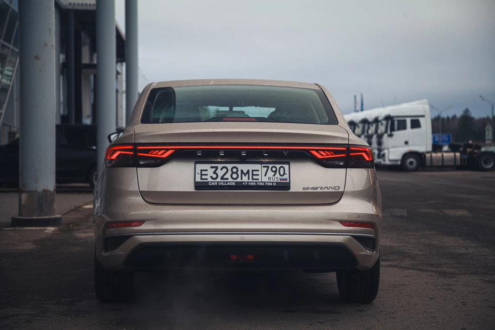 Седан Geely Emgrand 7 сзади