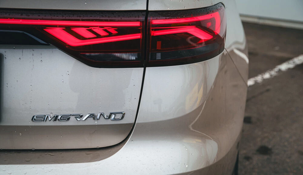 Седан Geely Emgrand 7 сзади логотип оптика