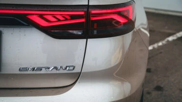 Седан Geely Emgrand 7 сзади логотип оптика