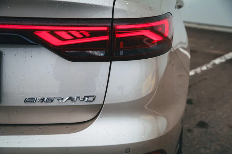 Седан Geely Emgrand 7 сзади логотип оптика