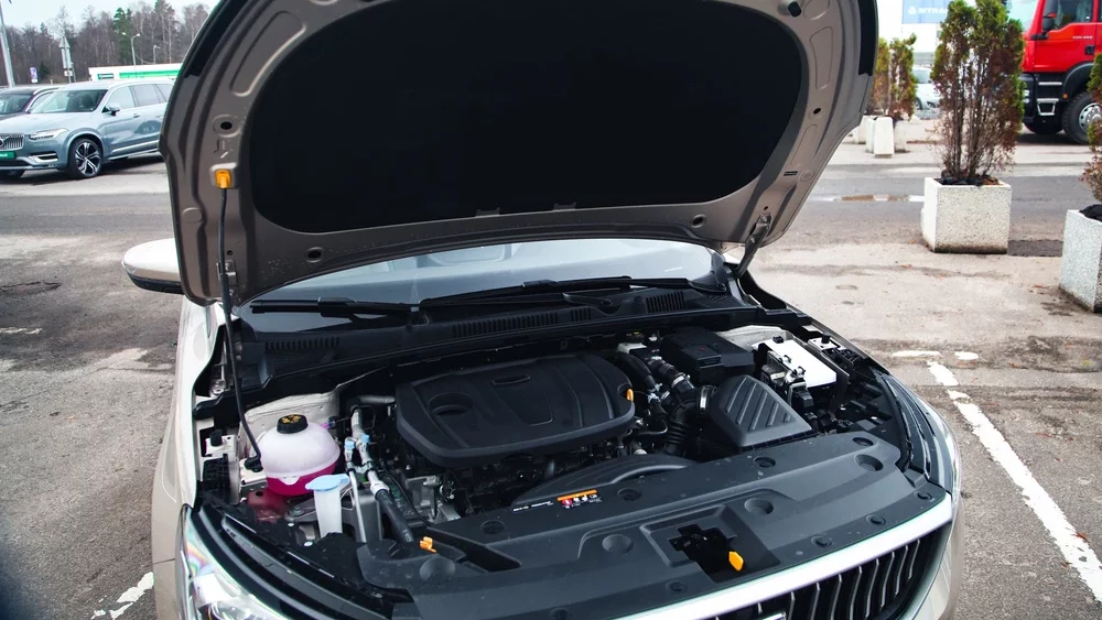 Седан Geely Emgrand 7 капот мотор двигатель