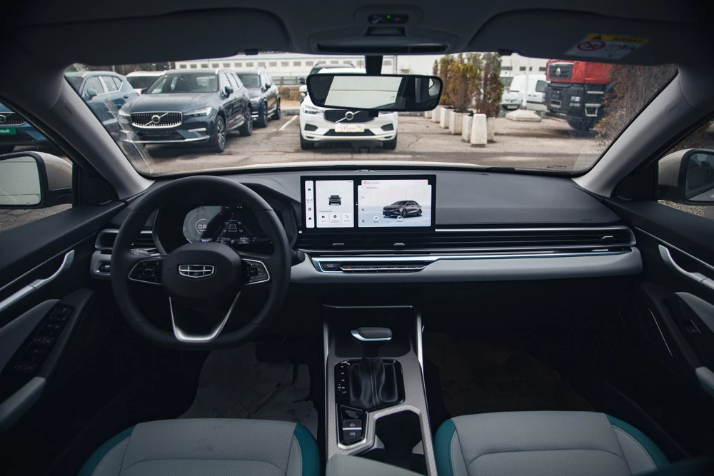 Седан Geely Emgrand 7 салон интерьер