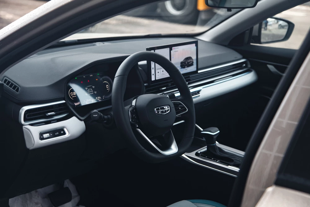 Седан Geely Emgrand 7 салон интерьер